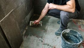 Preparando el suelo del baño para aplicar las baldosas